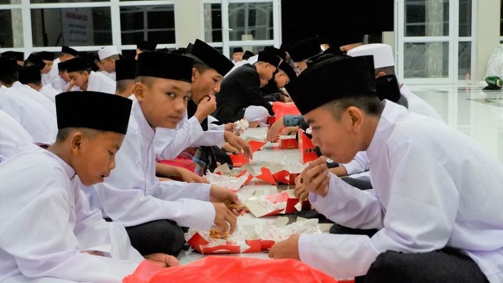 Darul Falah Cimenteng Gelar Buka Bersama Dan Moment Berbagi Masyarakat Sekitar