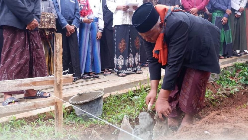 Peletakan batu pertama sebagai awal dimulainya pembangunan kamar para ustadz