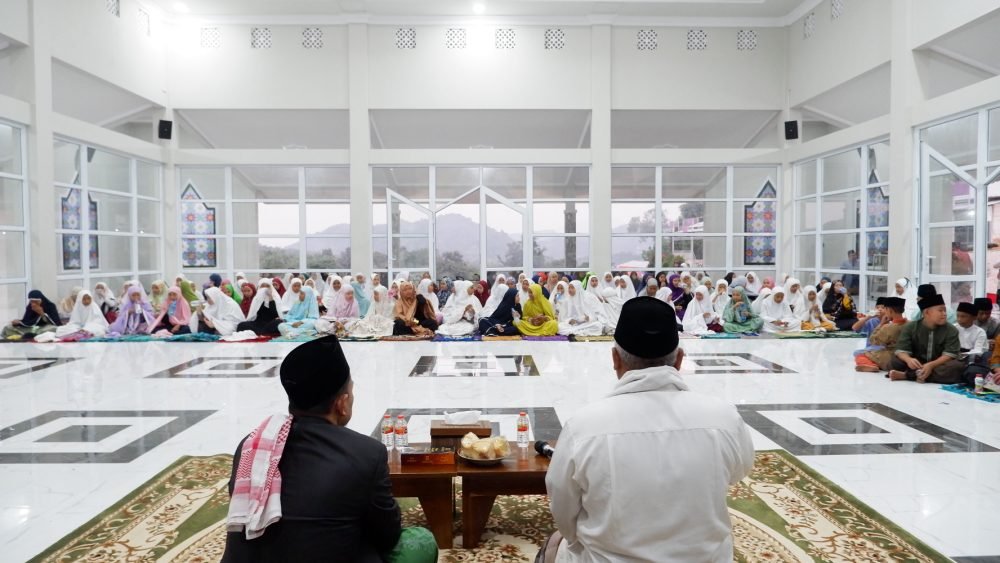 Program Kegiatan Buka Puasa Arofah Bersama Santri Pondok Modern Darul Falah Cimenteng Subang