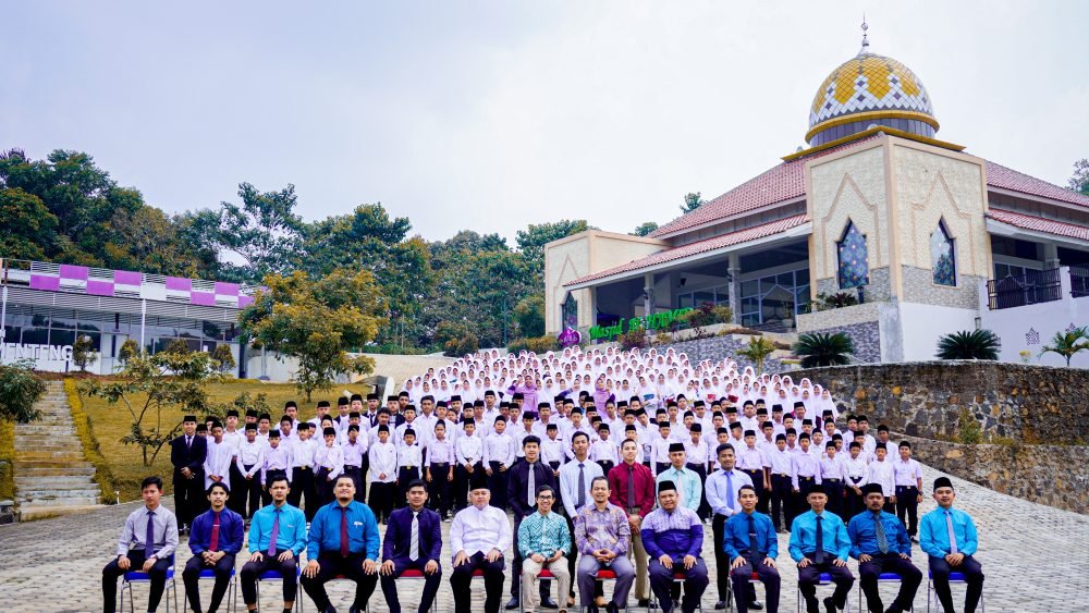 Ahmad Fuadi Beri Motivasi Kepada Santri Santriyah PM Darul Falah Cimenteng Subang