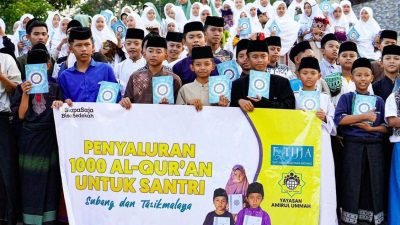 Penyaluran 1000 Al-Qur’an Untuk Santri