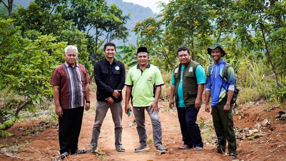 Al-Ustadz Agus Riadi Owner Pusat Bibit dan Buah Alpukat ( Pusbikat ), silaturrahmi ke Pondok Modern Darul Falah Cimenteng