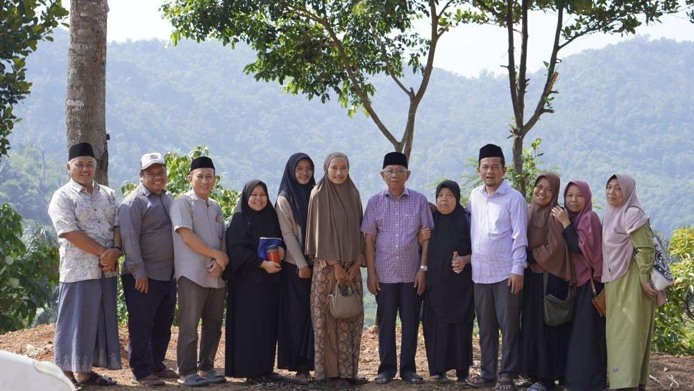 Kunjungan Keluarga Besar Almarhumah Ke Pondok Modern Darul Falah Cimenteng.
