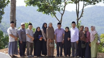 Kunjungan Keluarga Besar Almarhumah Ke Pondok Modern Darul Falah Cimenteng.