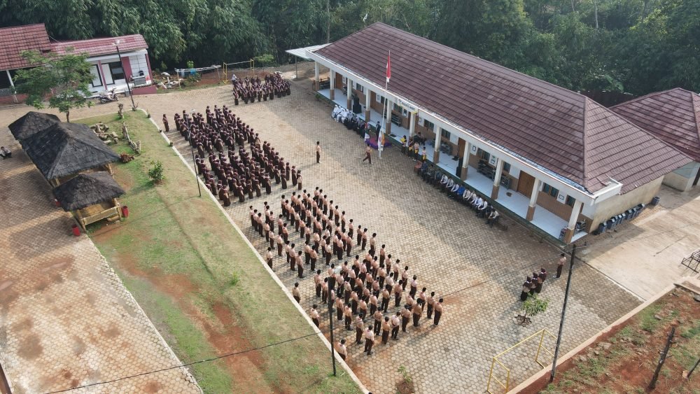 Santri Darul Falah Memeperingati Hari Pahlawan