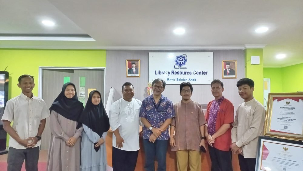 Jendela Dunia Bagi Santri