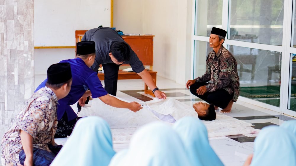 Darul Falah Adakan Praktik Pemulasaraan Jenazah