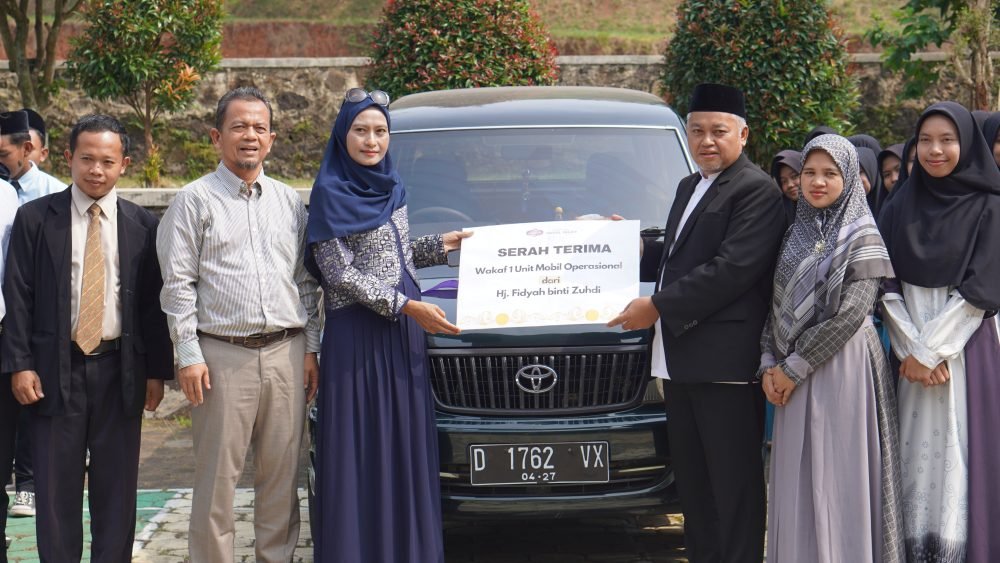 Serah Terima Wakaf Mobil Operasional