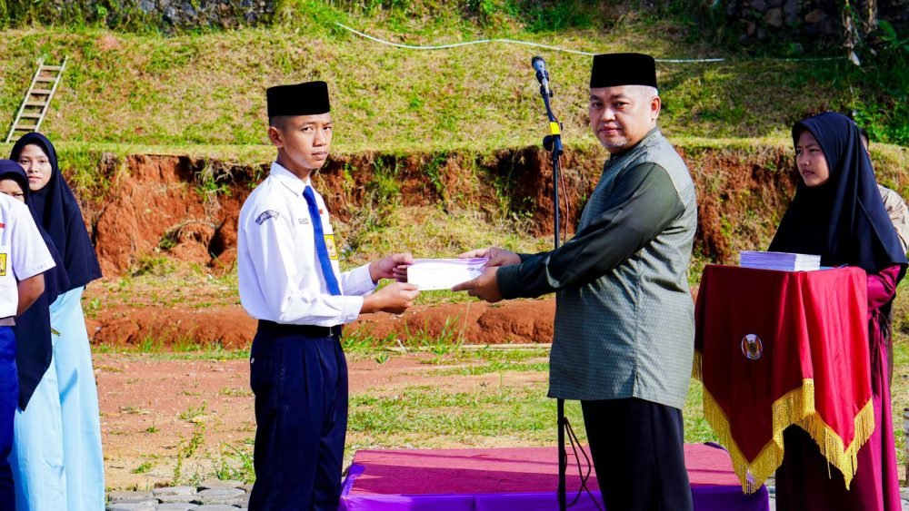 Kepala Sekolah SMP IT Darul Falah Cijambe Bagikan Surat Kelulusan Kepada Siswa Kelas 3