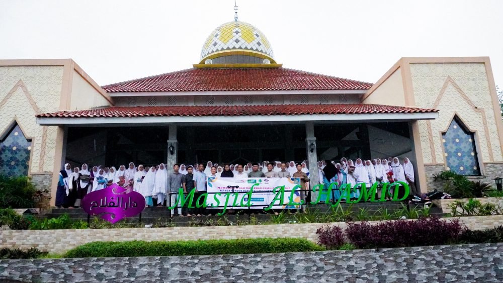 Sisihkan Penghasilan untuk Membantu Lembaga Pesantren