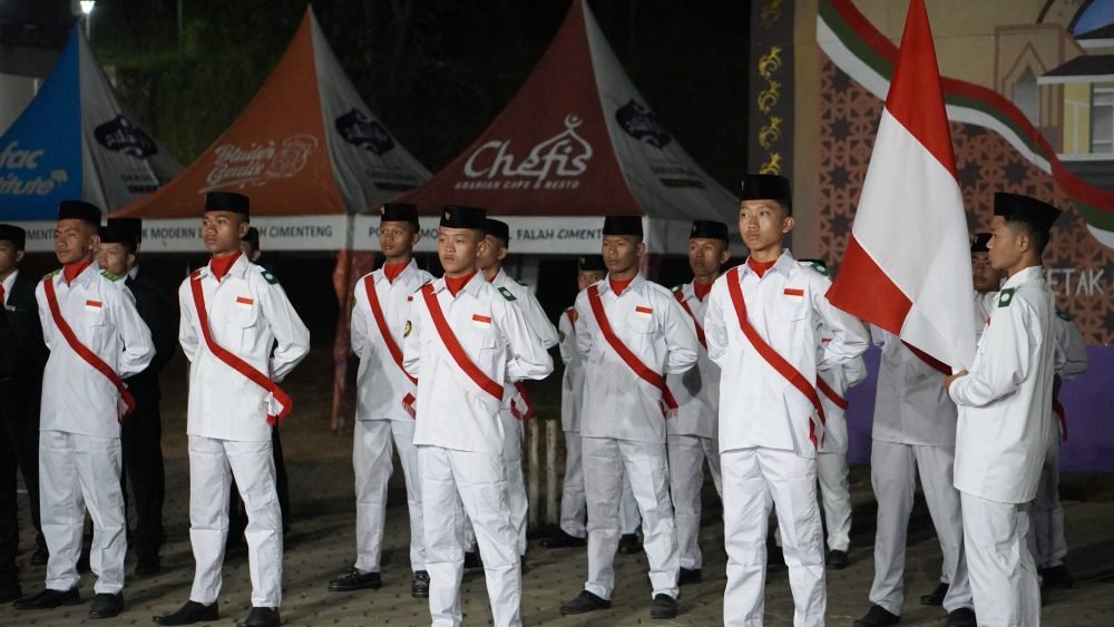 Pasukan Pengibar Bendera Pusaka menjalani acara Pengukuhan Paskibra