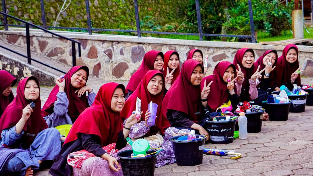 Santriyah Lakukan Rutinitas Mingguan : Pengecekan Barang