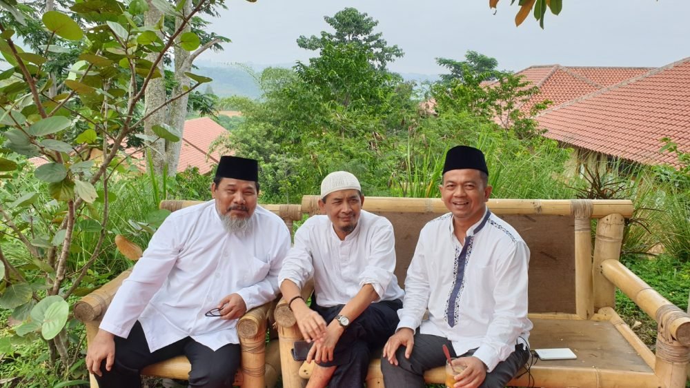 Bersama Kyai Abduh (tengah) dan Kyai Musa Haris alm di pesantren kumala lestari cipanas