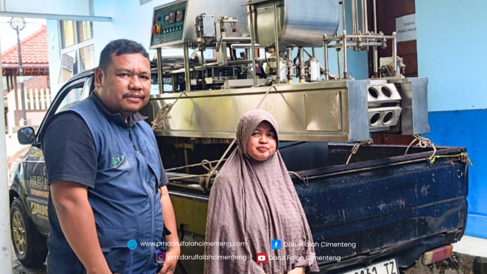 Sinergi Kebaikan: Wakaf Mesin Filling dari Bpk. H. Ade Patas untuk Pondok Modern Darul Falah Cimenteng